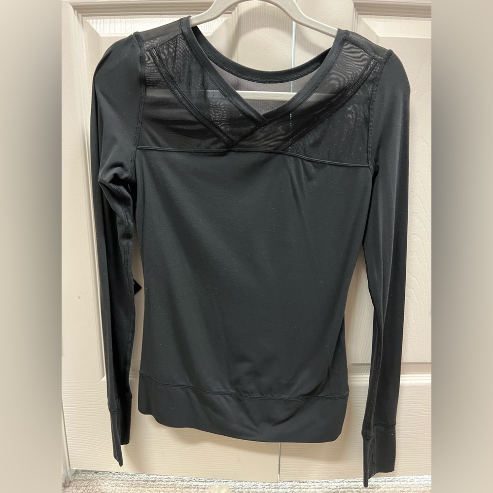 Lululemon Long Sleeve. fun mesh polka dot top. No wear and tear, Smoke free home